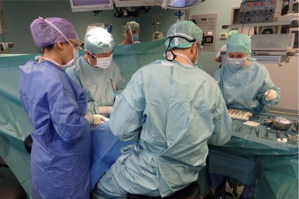 大学病院教員によるインプラント治療